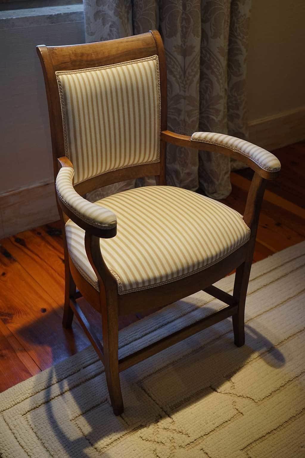 Landa 호텔 Burgo 외부 사진 A chair with a striped seat