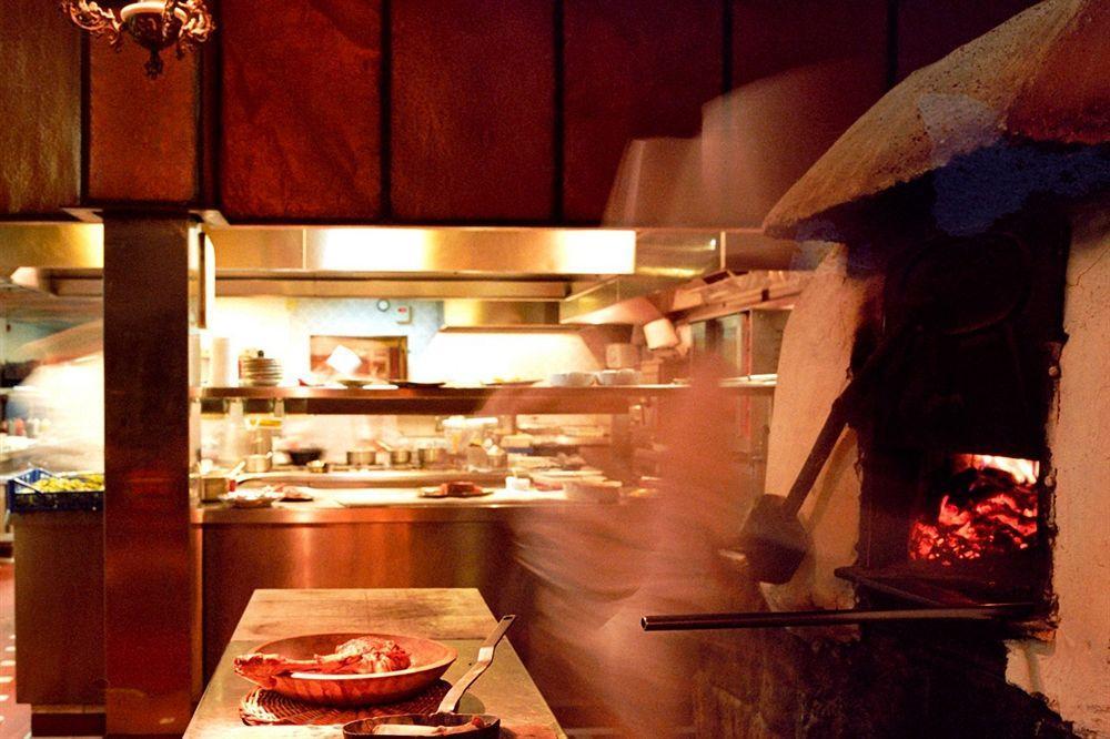 Landa 호텔 Burgo 외부 사진 The open kitchen at the restaurant