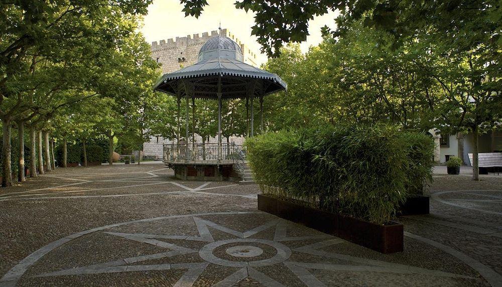 Landa 호텔 Burgo 외부 사진 The bandstand in the centre of the square