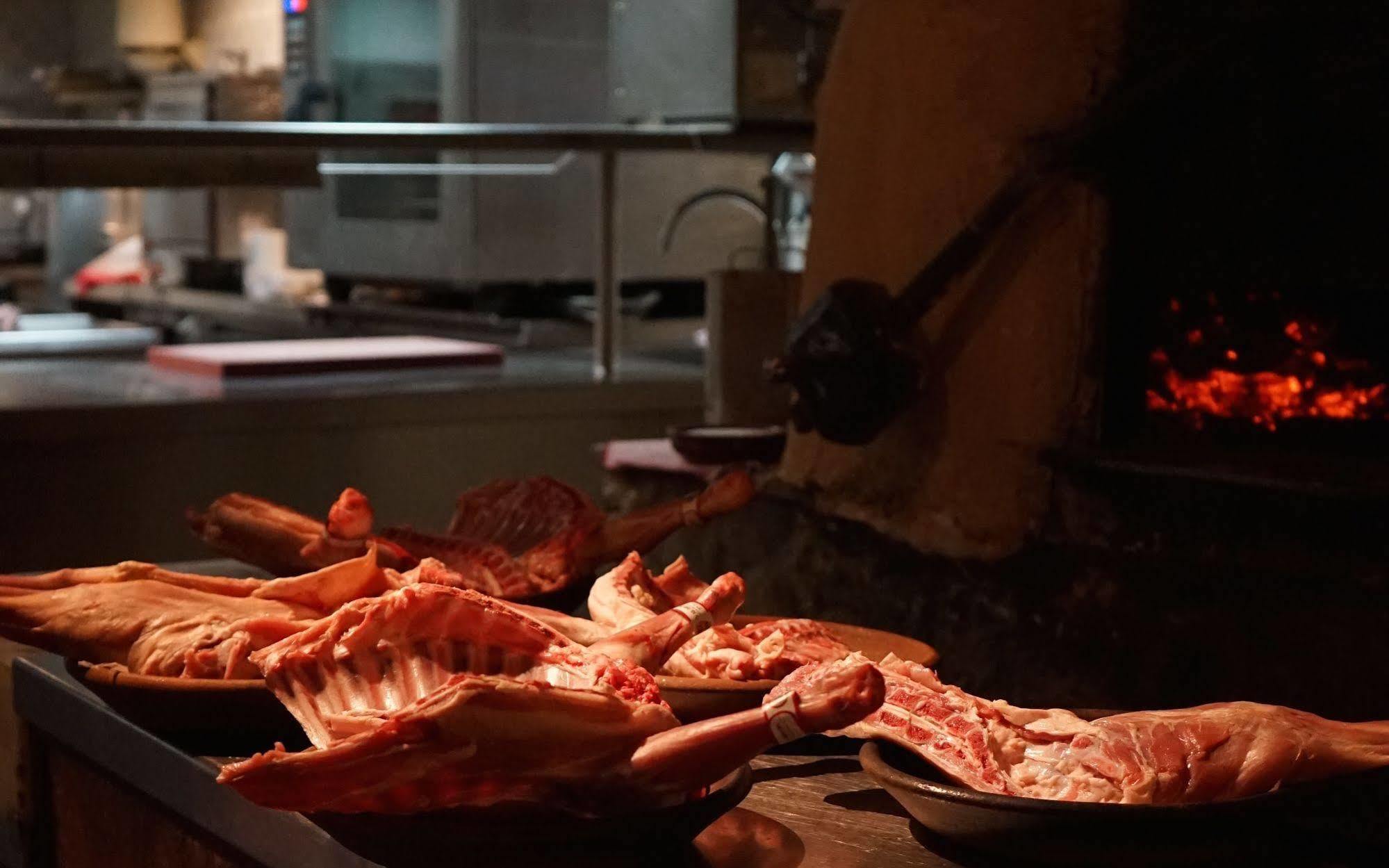 Landa 호텔 Burgo 외부 사진 Cooking meat